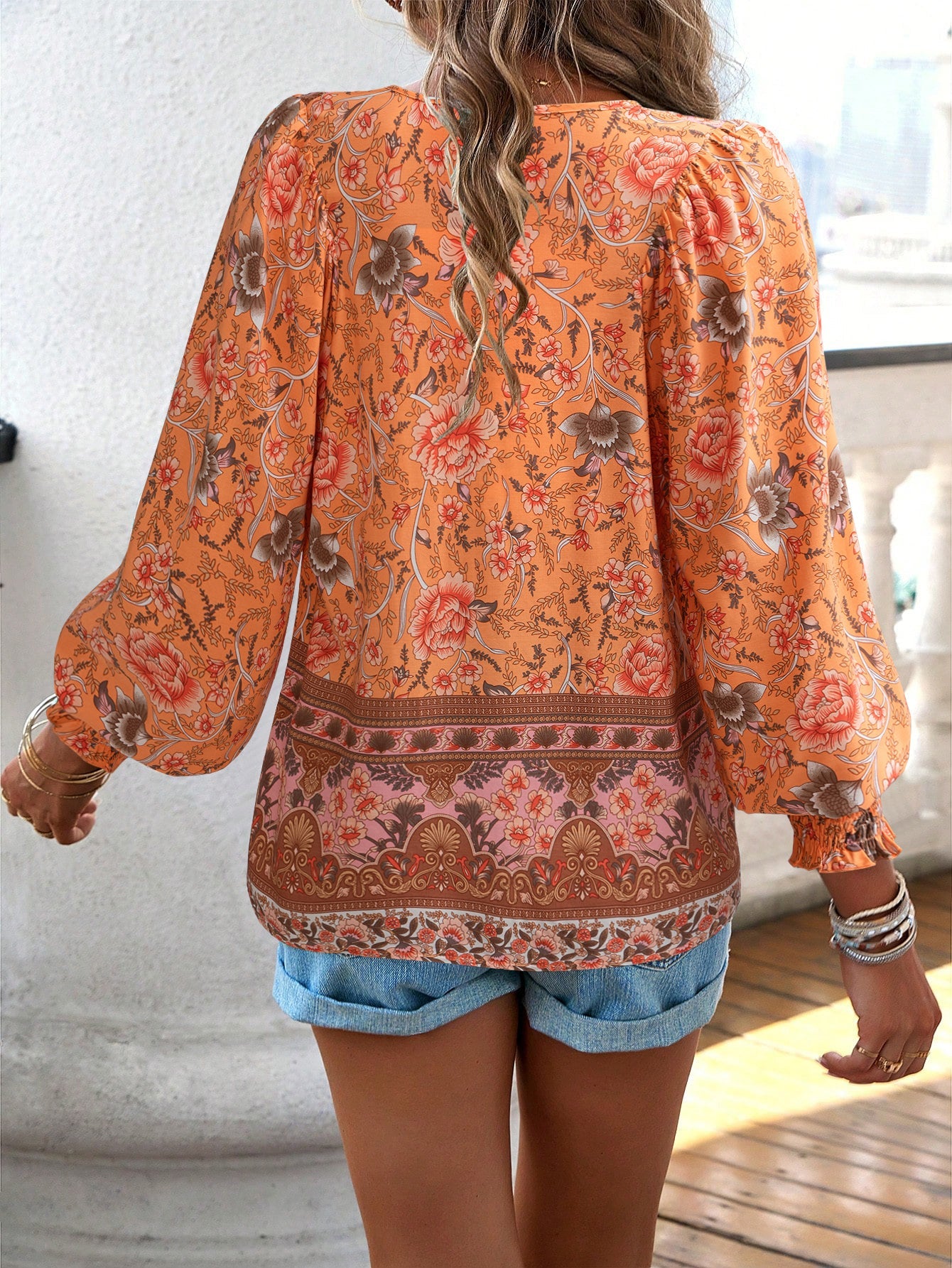 Blusa con lazo en el cuello y estampado floral bohemio