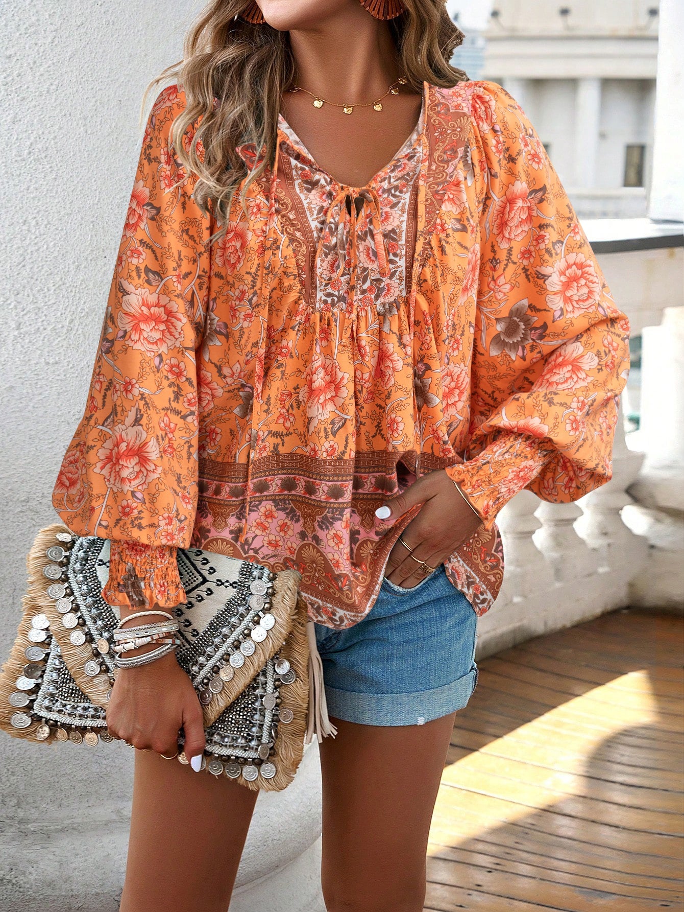 Blusa con lazo en el cuello y estampado floral bohemio