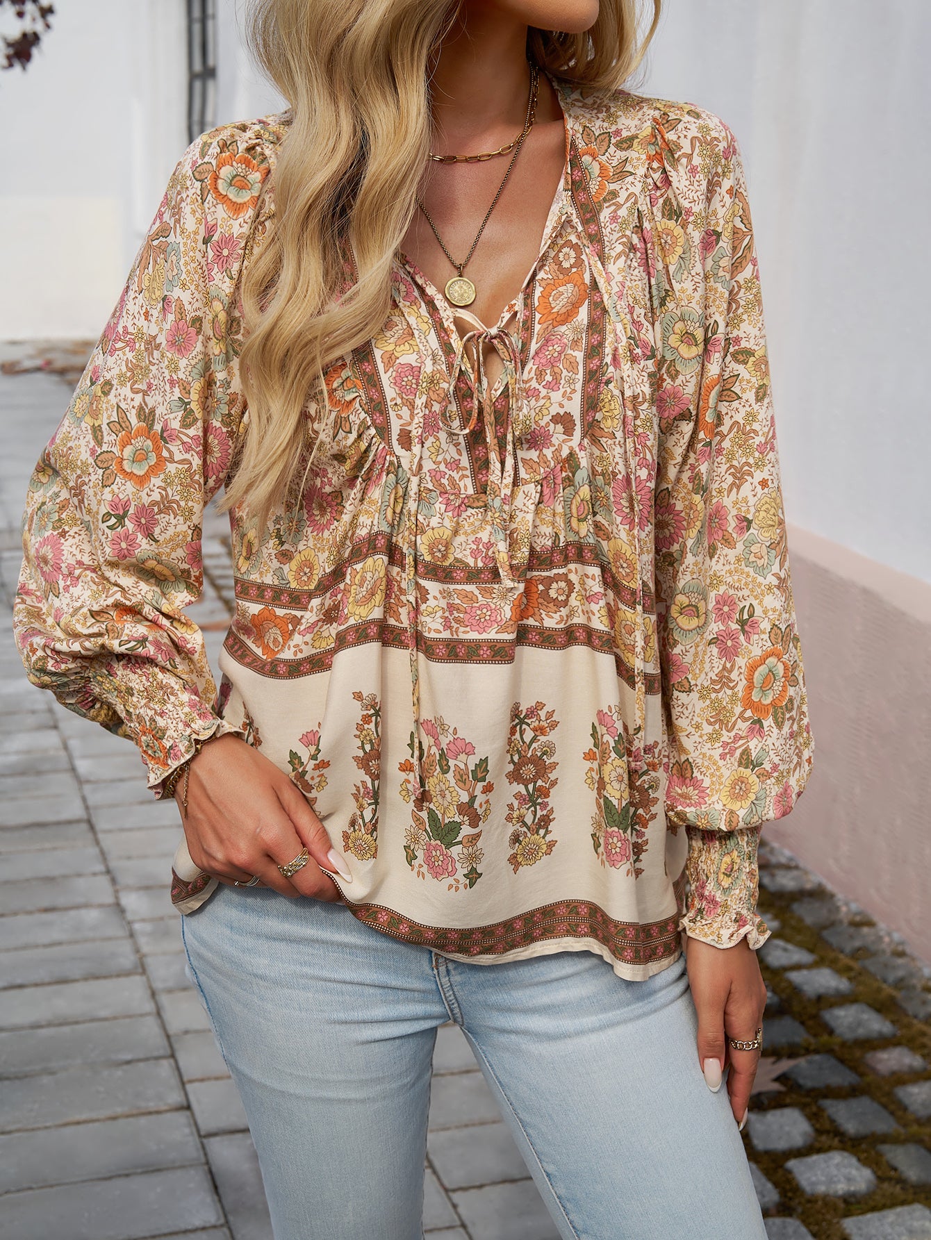 Blusa con lazo en el cuello y estampado floral bohemio