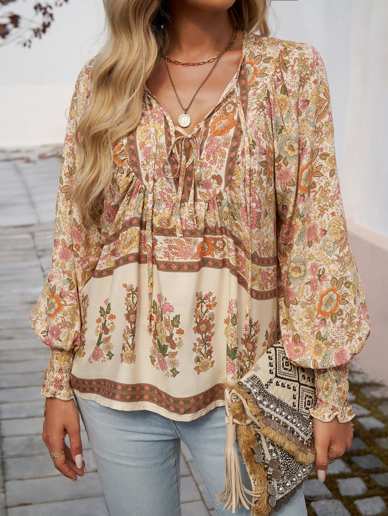 Blusa con lazo en el cuello y estampado floral bohemio