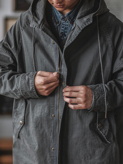 Chaqueta cortavientos tipo parka con capucha y cola de pez para hombre