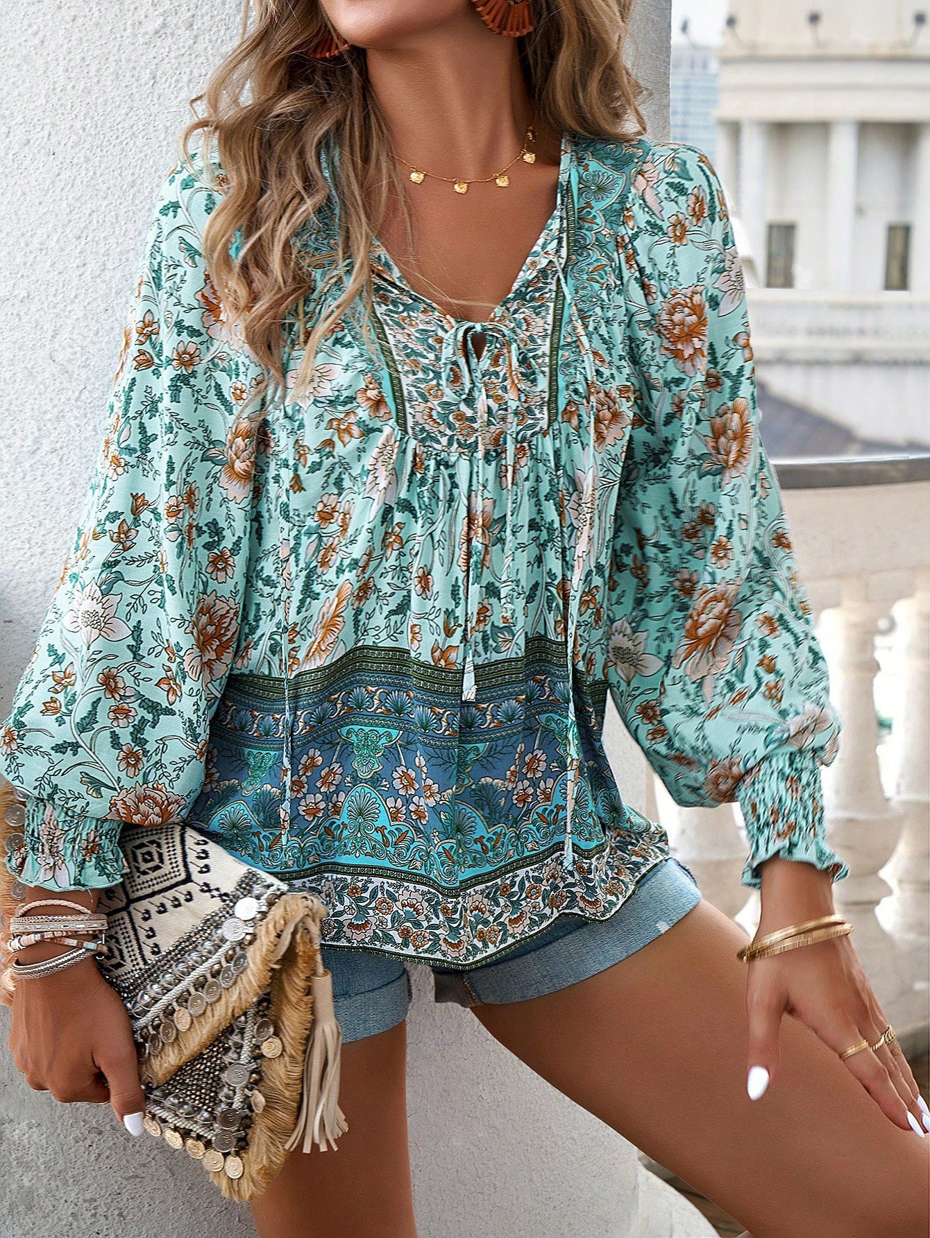 Blusa con lazo en el cuello y estampado floral bohemio