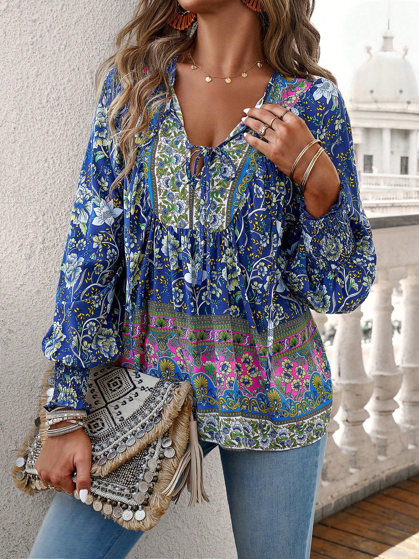 Blusa con lazo en el cuello y estampado floral bohemio