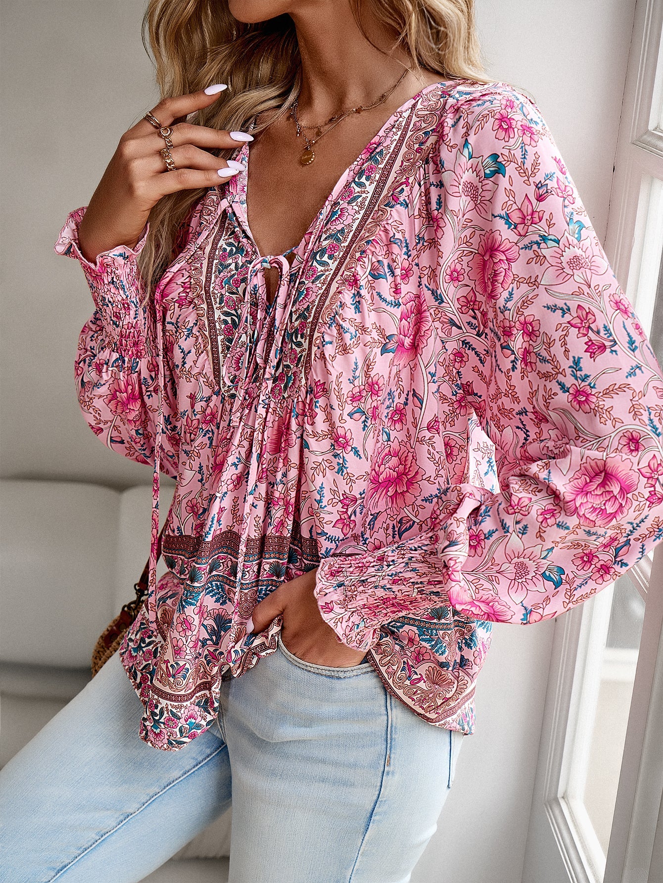 Blusa con lazo en el cuello y estampado floral bohemio