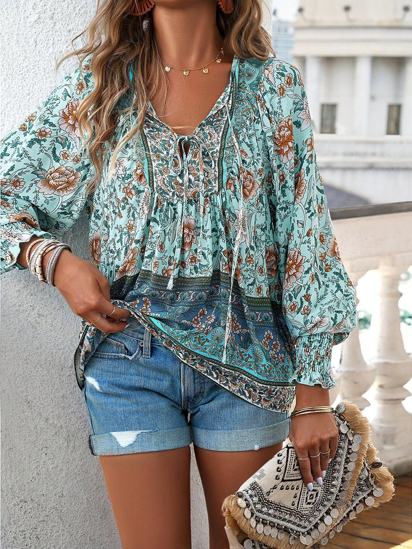 Blusa con lazo en el cuello y estampado floral bohemio