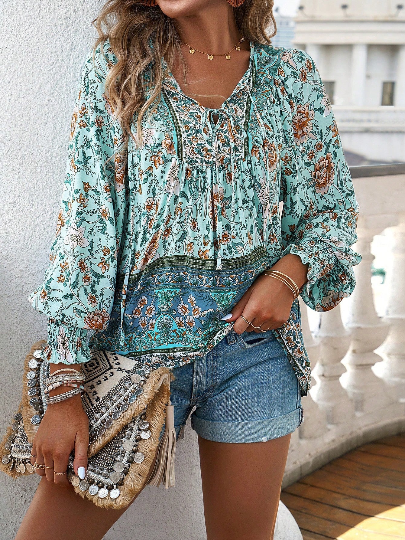 Blusa con lazo en el cuello y estampado floral bohemio