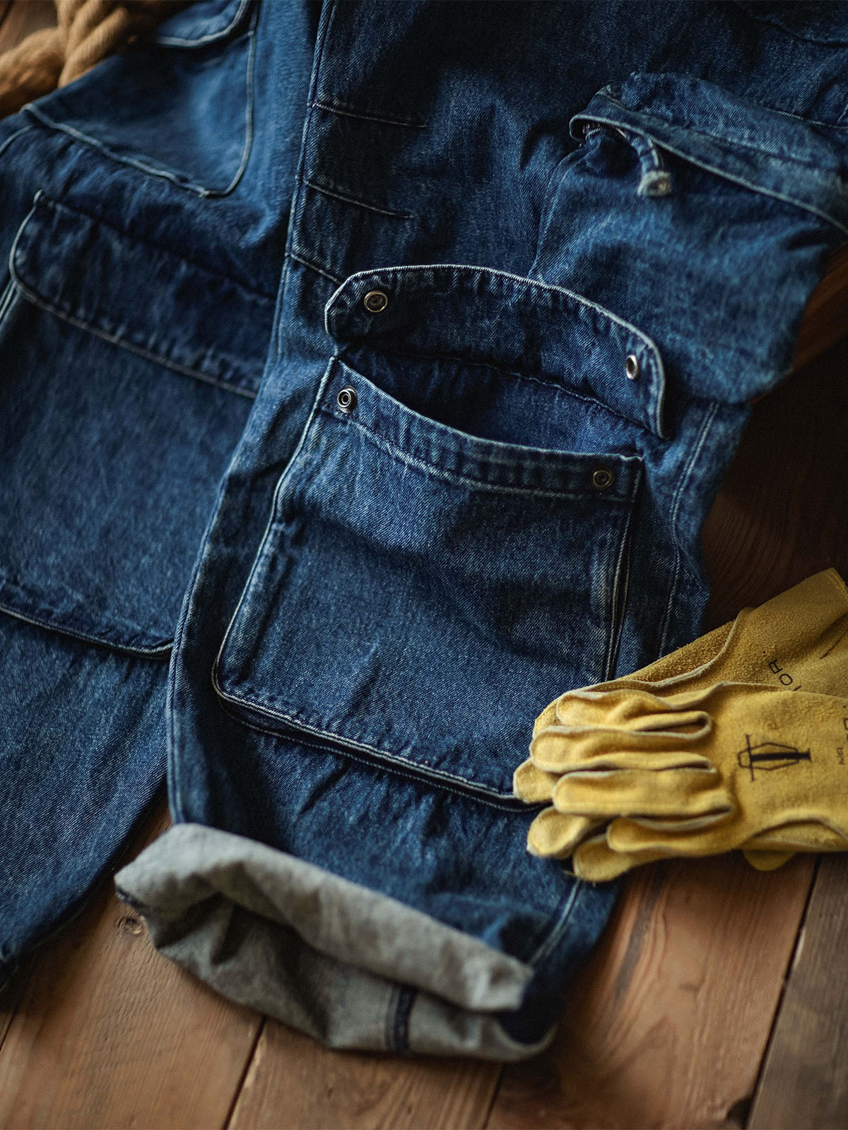 Pantalones estilo crucero con bolsillos cargo y denim pesado