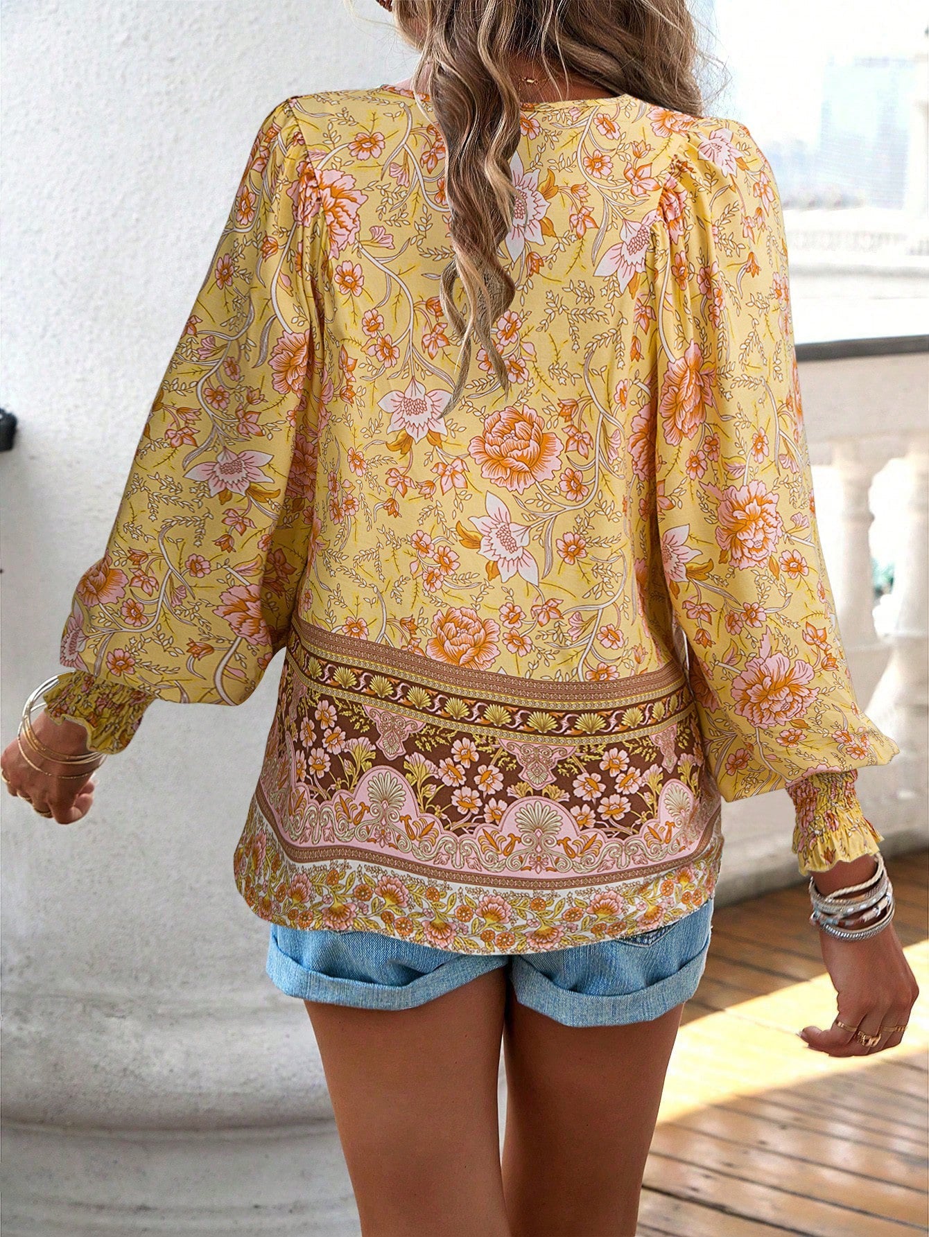 Blusa con lazo en el cuello y estampado floral bohemio