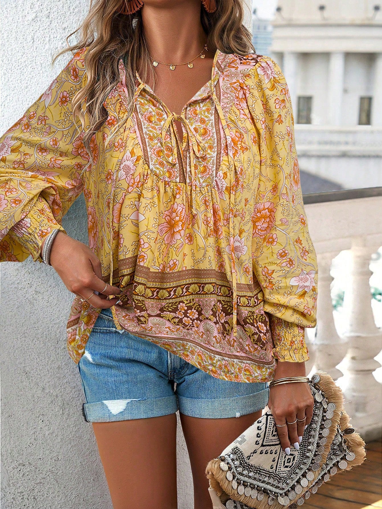 Blusa con lazo en el cuello y estampado floral bohemio