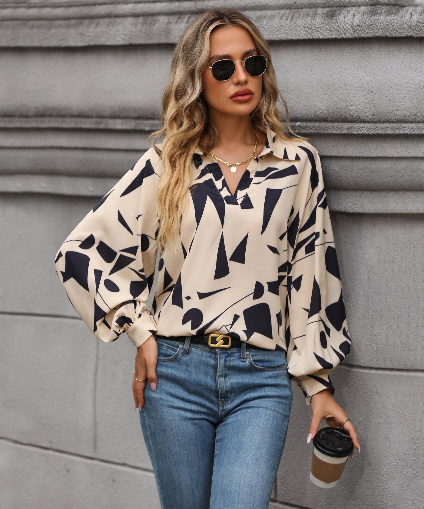 Blusa de manga larga con cuello en V y estampado geométrico para mujer