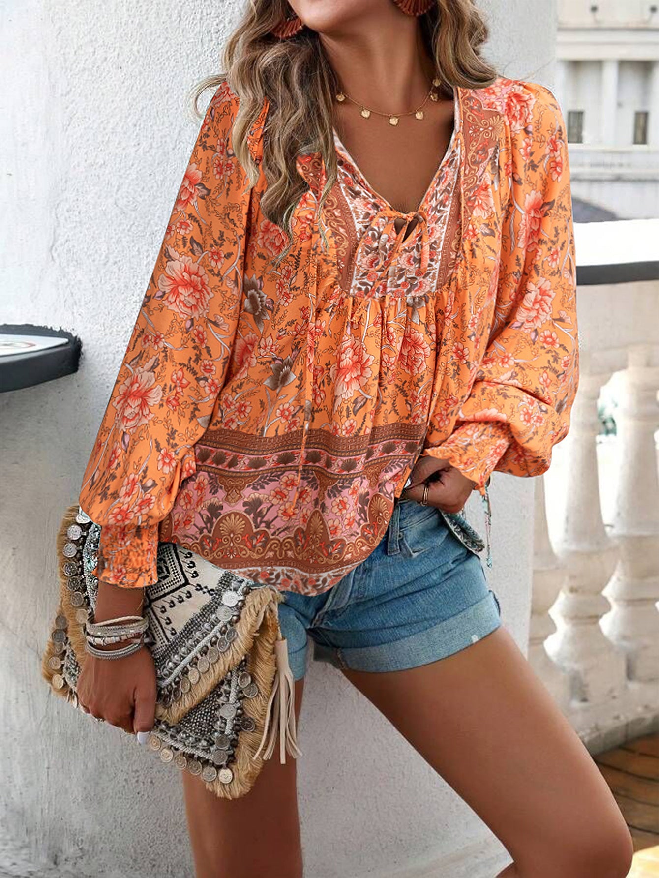 Blusa con lazo en el cuello y estampado floral bohemio
