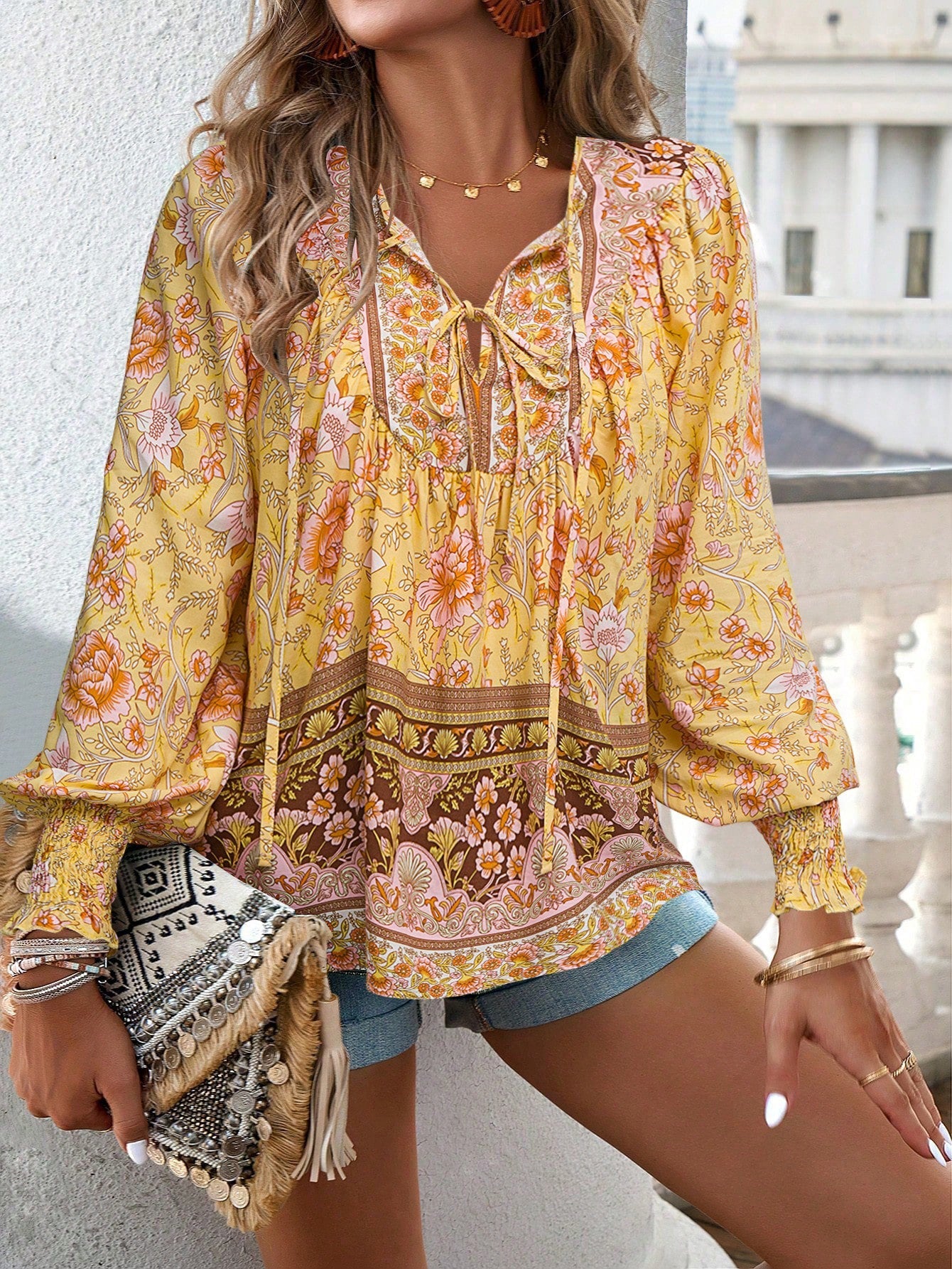 Blusa con lazo en el cuello y estampado floral bohemio